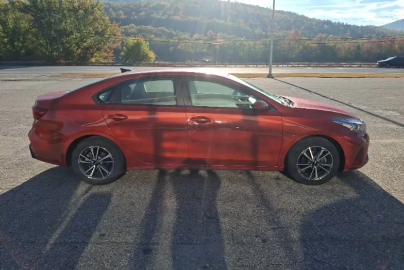2022 Kia Forte LXS photo 1