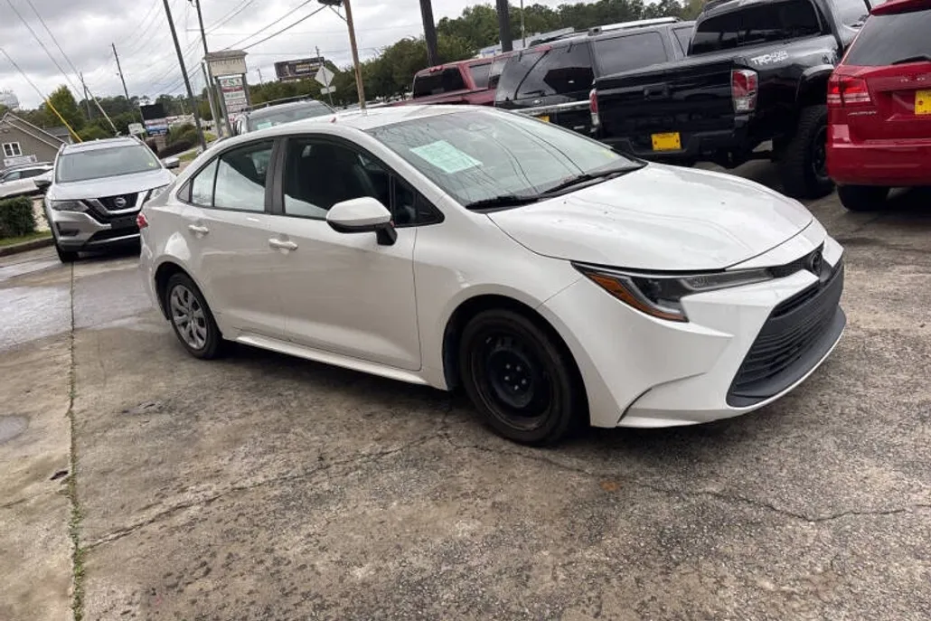 2023 Toyota Corolla LE photo 1