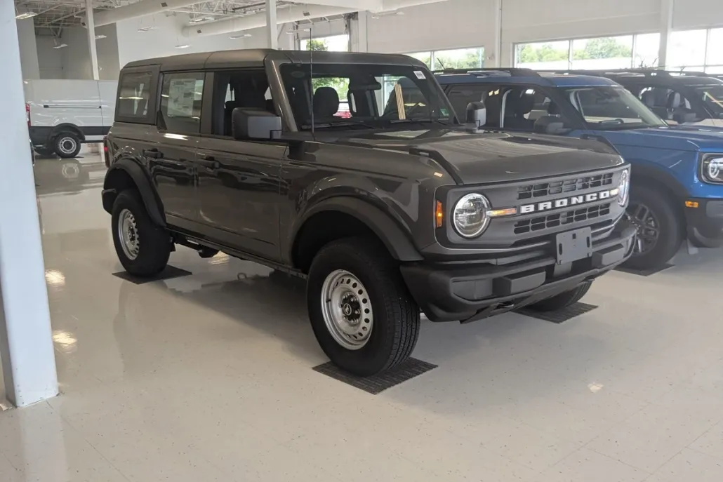 2025 Ford Bronco Base photo 1