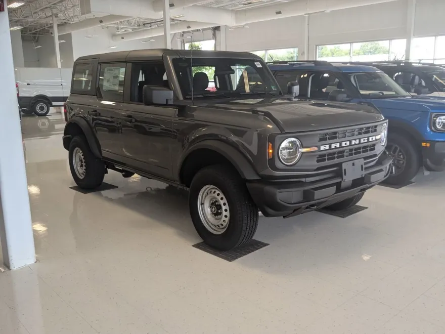 2025 Ford Bronco Base photo 1