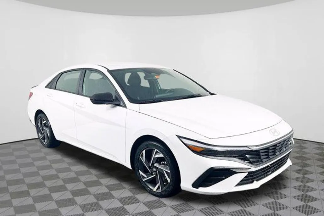 2025 Hyundai Elantra SEL Sport photo 1