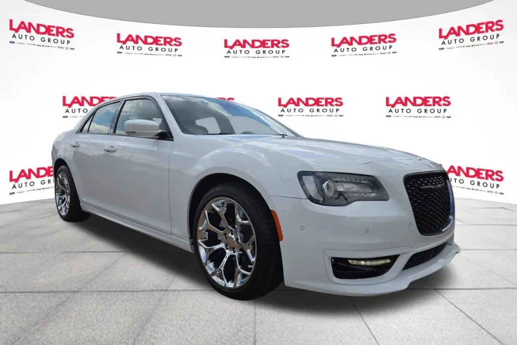 2023 Chrysler 300 Touring L photo 1