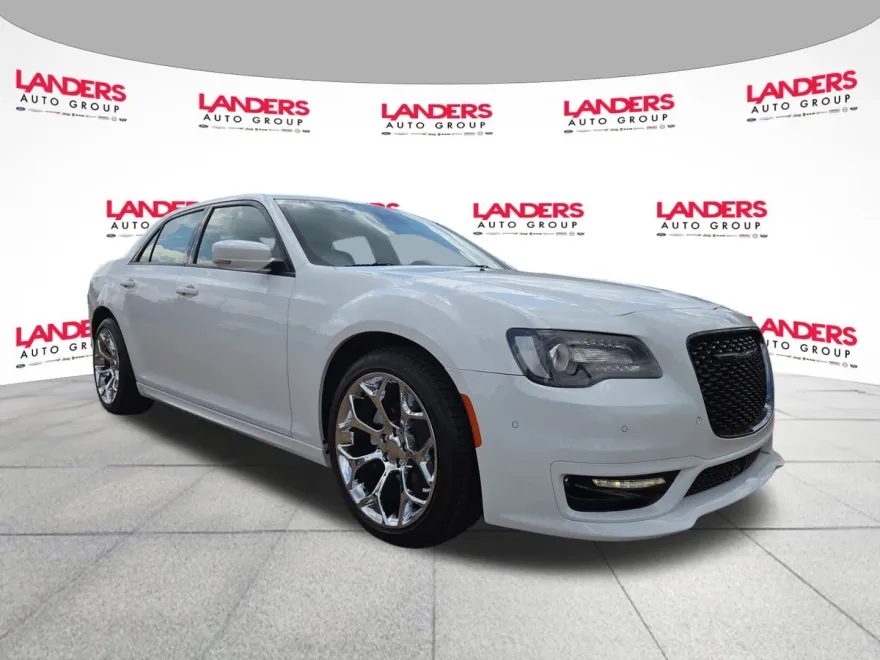 2023 Chrysler 300 Touring L photo 1