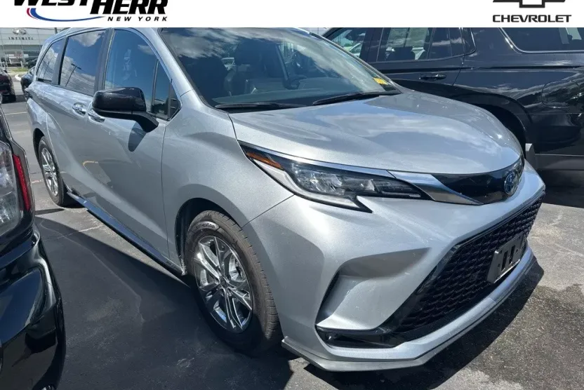 2022 Toyota Sienna XSE photo 1