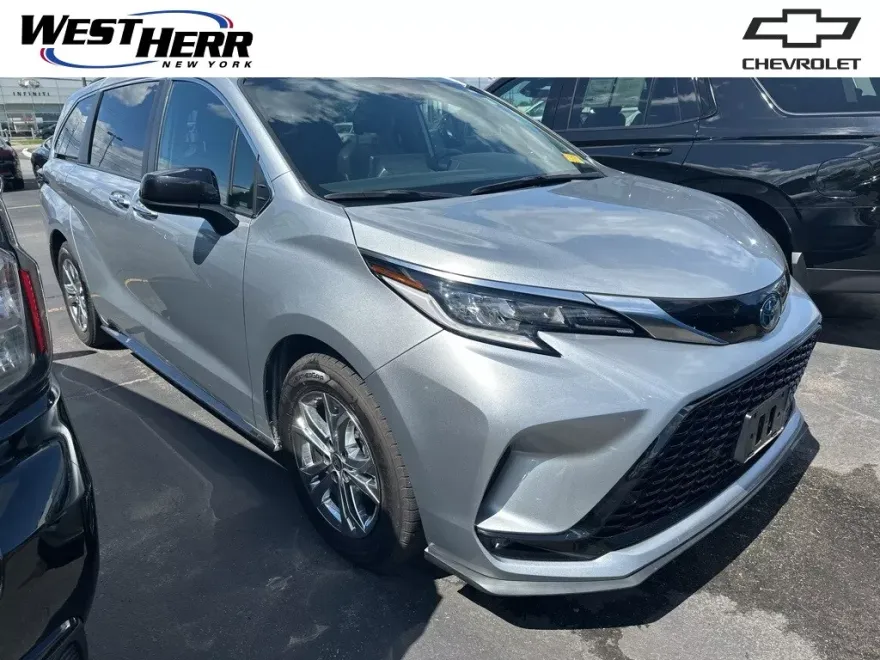 2022 Toyota Sienna XSE photo 1