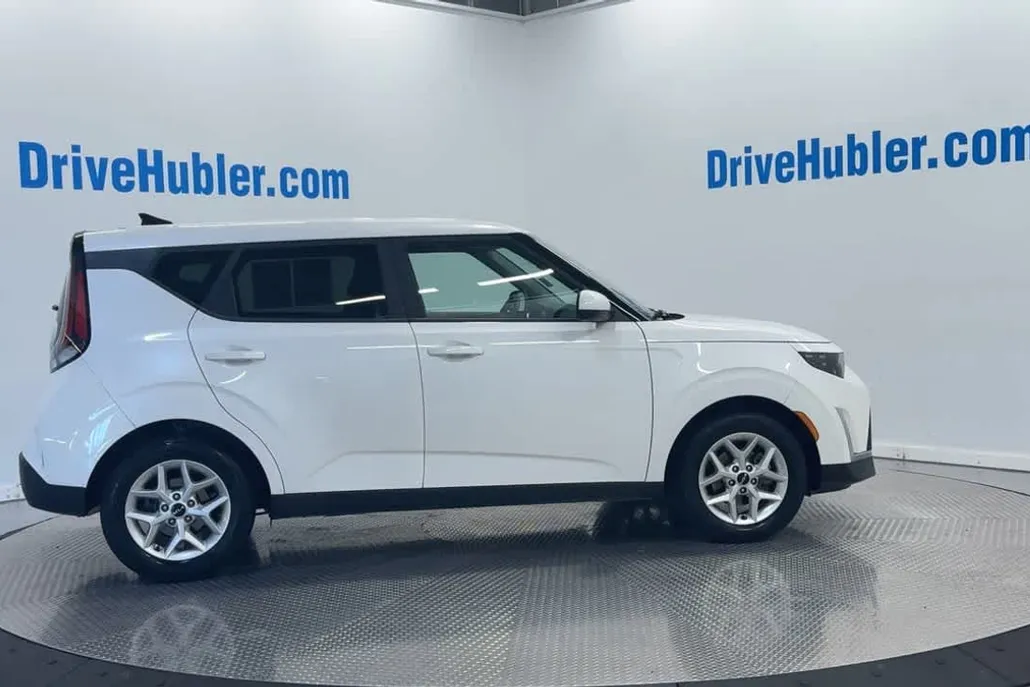 2023 Kia Soul LX photo 1