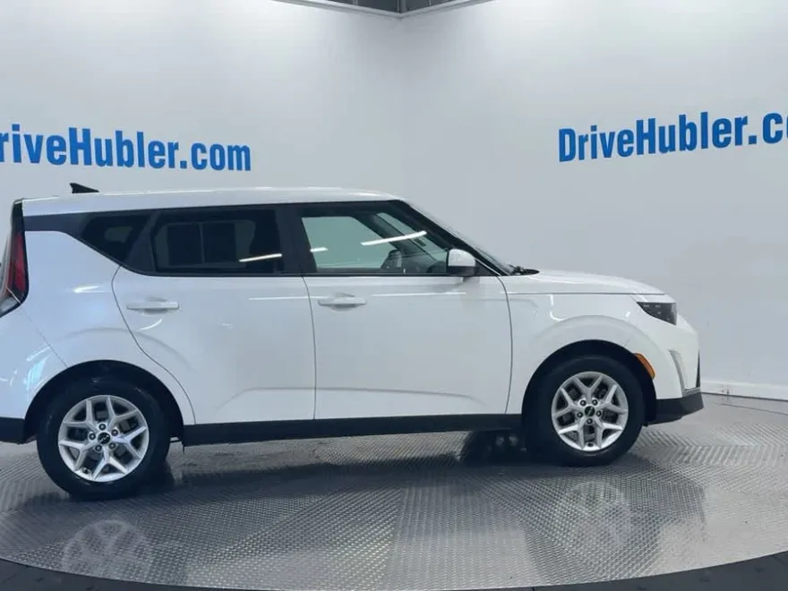 2023 Kia Soul LX photo 1