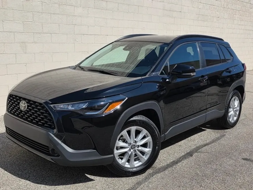 2022 Toyota Corolla Cross LE photo 1