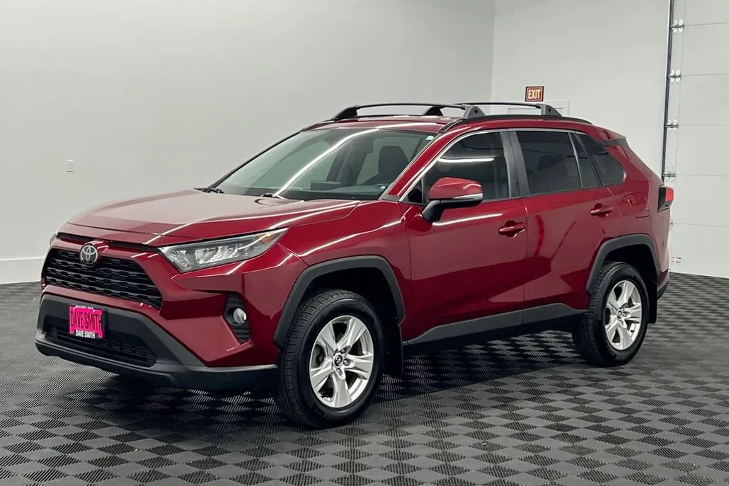 2020 Toyota RAV4 XLE photo 1