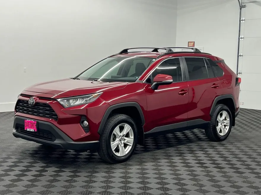 2020 Toyota RAV4 XLE photo 1