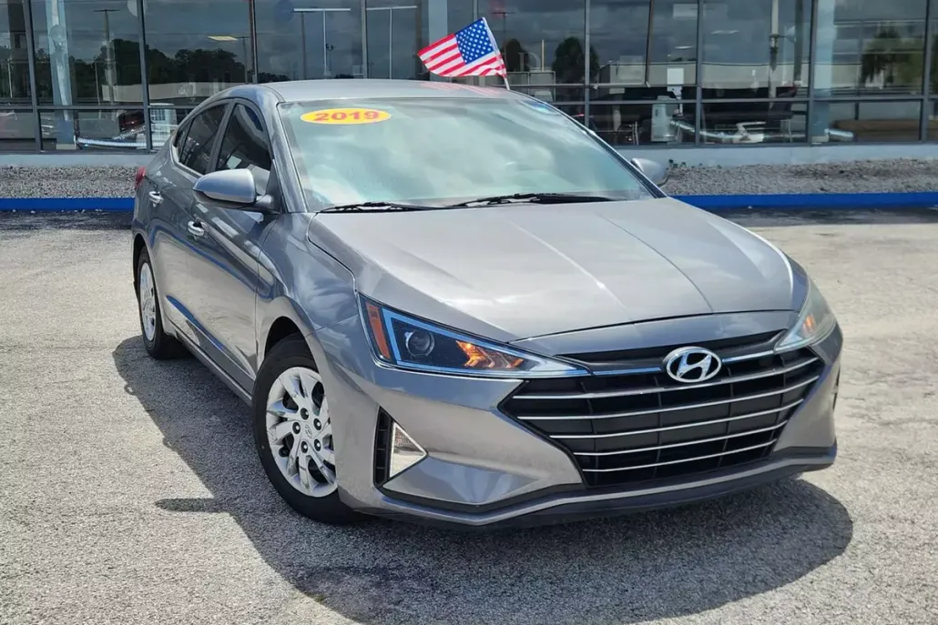 2019 Hyundai Elantra SE photo 1