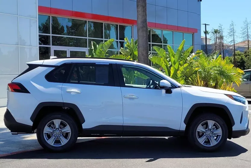 2025 Toyota RAV4 XLE photo 1
