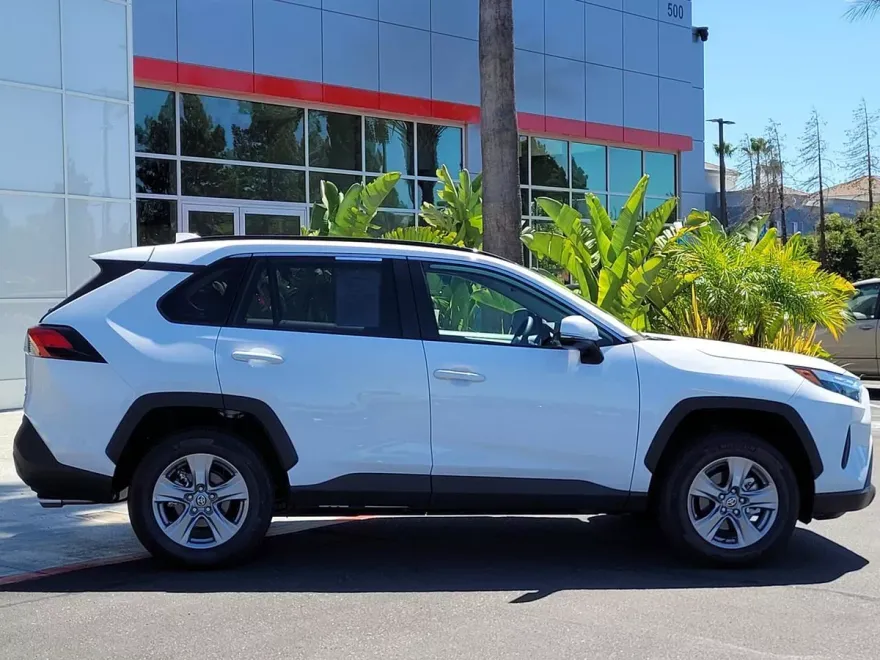2025 Toyota RAV4 XLE photo 1
