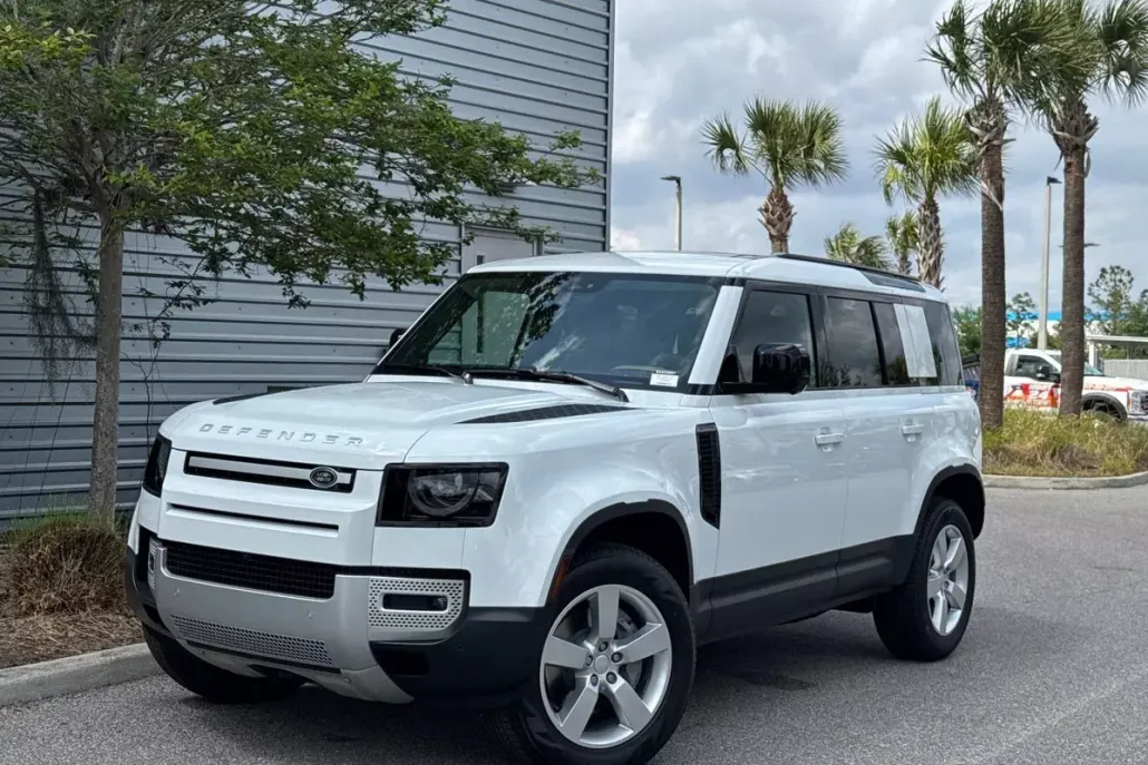 2025 Land Rover Defender 110 S photo 1