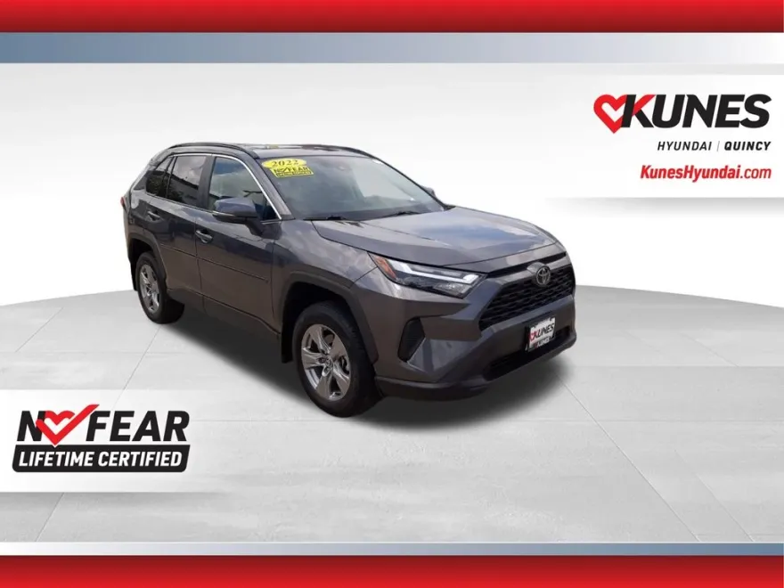 2022 Toyota RAV4 XLE photo 1