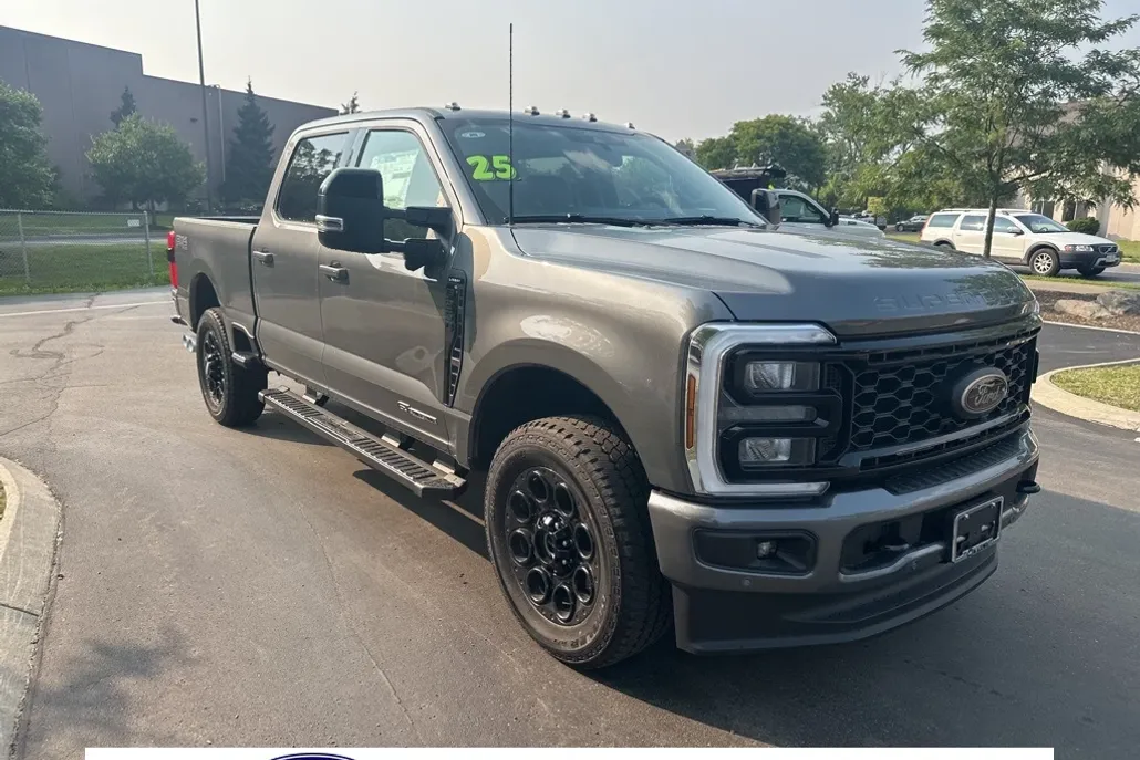 2025 Ford F-250 Lariat photo 1