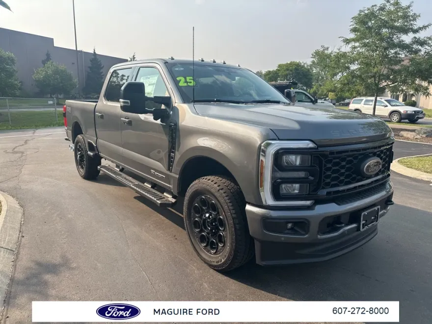 2025 Ford F-250 Lariat photo 1