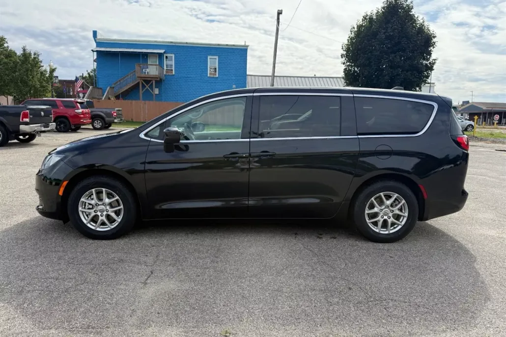 2023 Chrysler Voyager LX photo 1