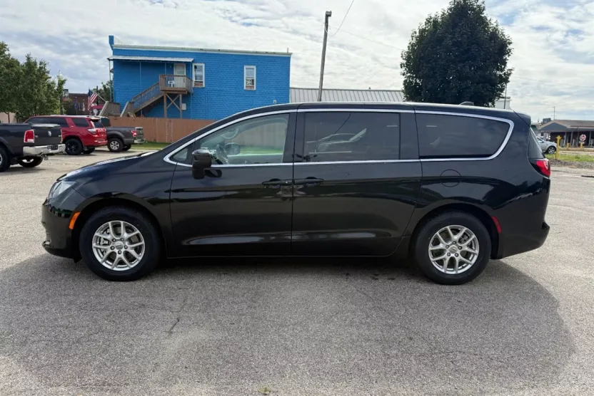 2023 Chrysler Voyager LX photo 1