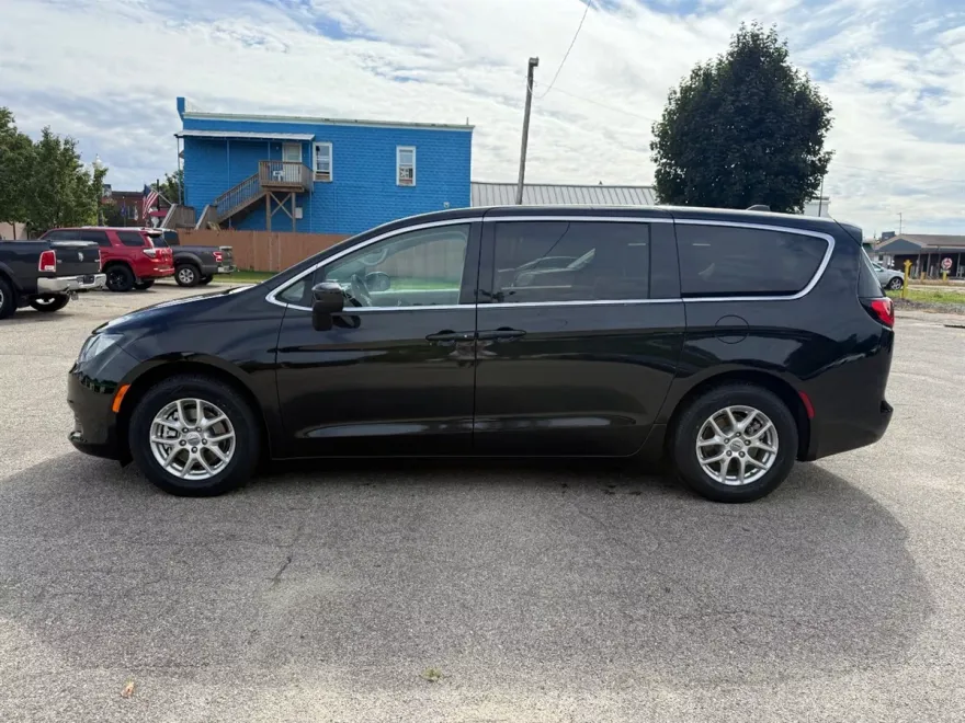 2023 Chrysler Voyager LX photo 1