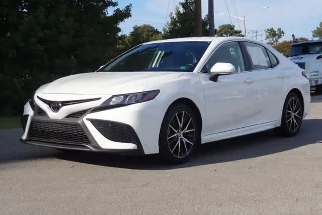 2022 Toyota Camry SE photo 1