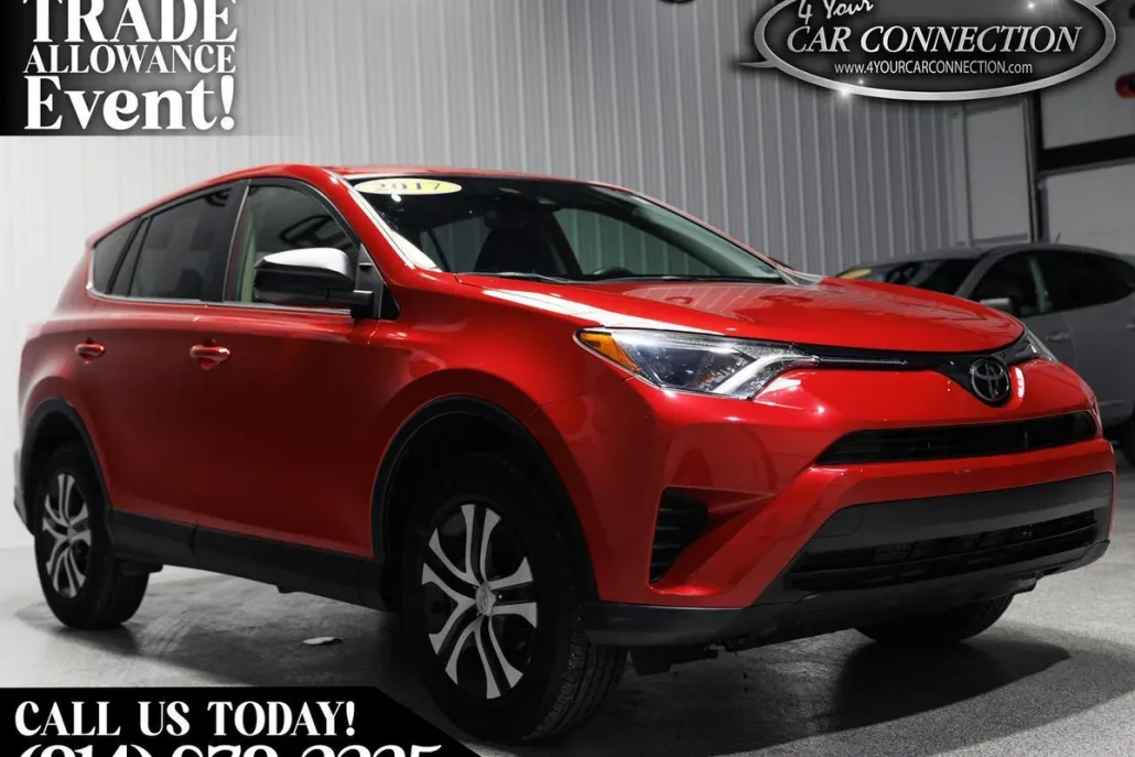 2017 Toyota RAV4 LE photo 1