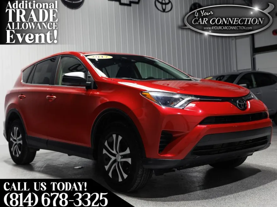 2017 Toyota RAV4 LE photo 1