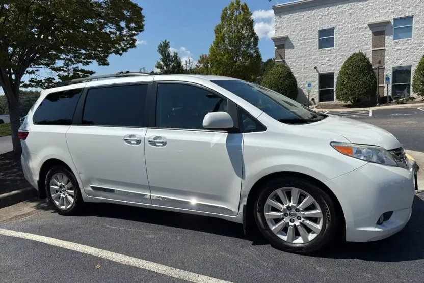 2015 Toyota Sienna XLE Premium photo 1