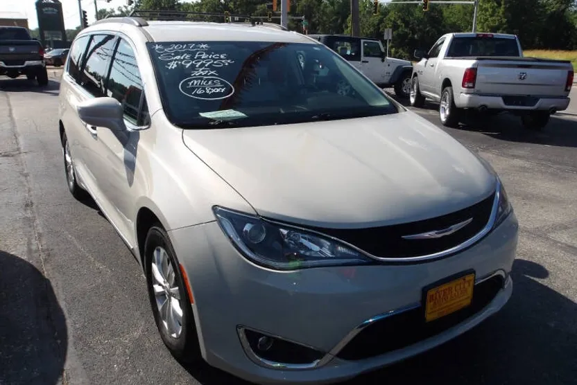 2017 Chrysler Pacifica Touring L photo 1