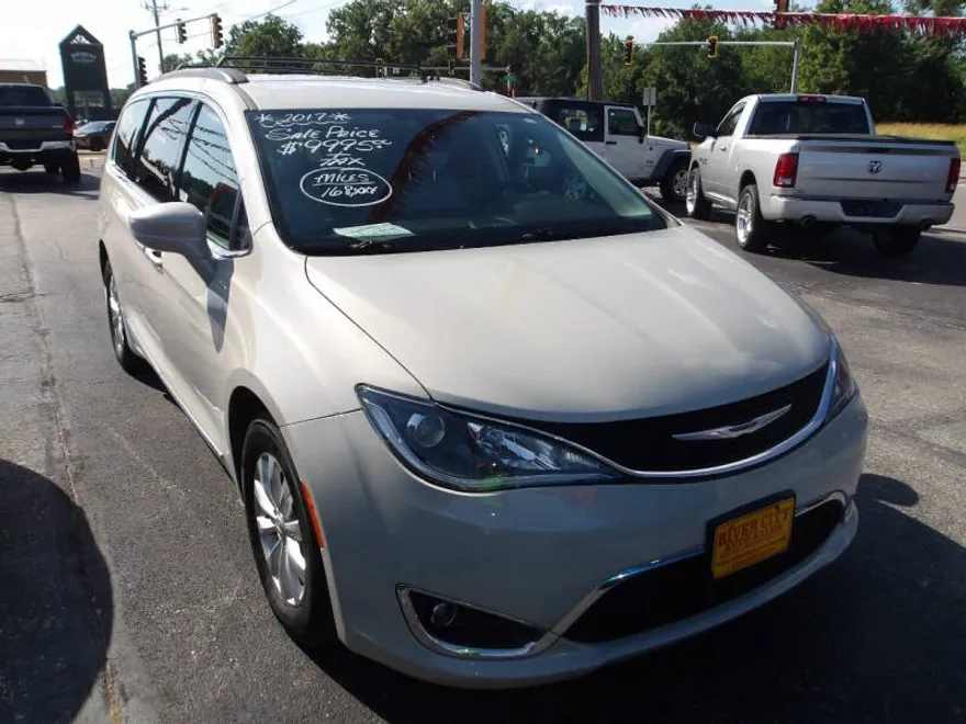 2017 Chrysler Pacifica Touring L photo 1