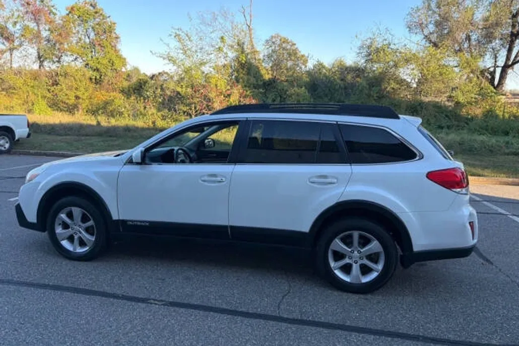 2013 Subaru Outback 2.5i Limited photo 1