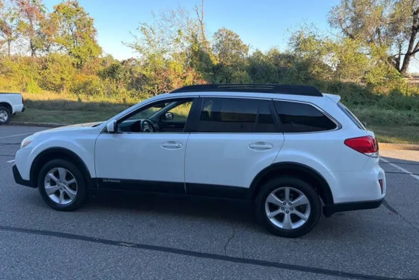 2013 Subaru Outback 2.5i Limited photo 1