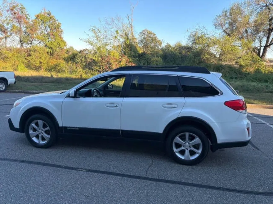 2013 Subaru Outback 2.5i Limited photo 1