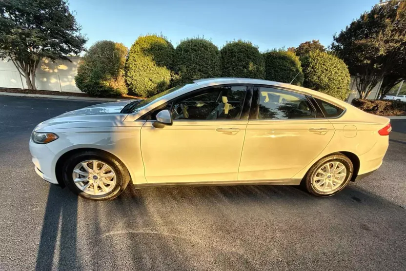 2015 Ford Fusion S photo 1
