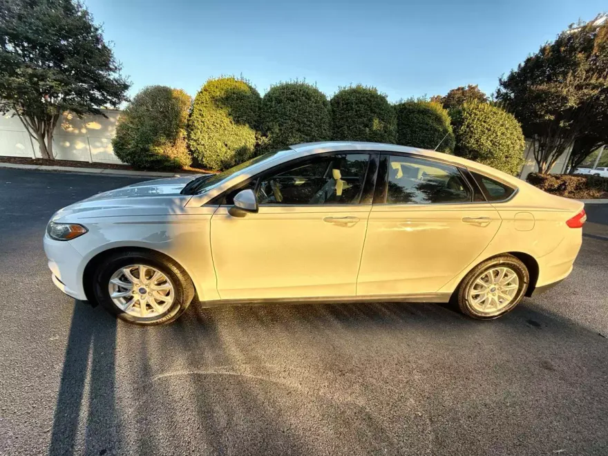 2015 Ford Fusion S photo 1