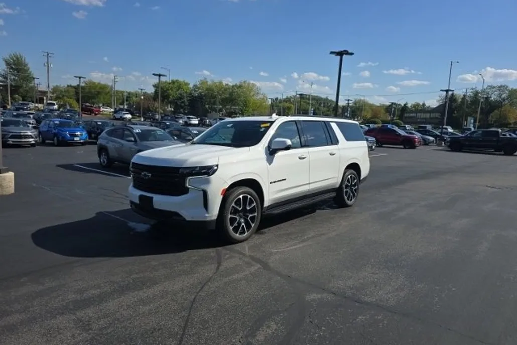 2023 Chevrolet Suburban RST photo 1