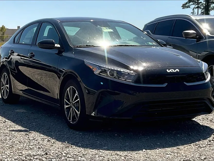 2023 Kia Forte LXS photo 1