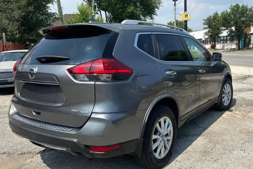 2017 Nissan Rogue SV photo 1