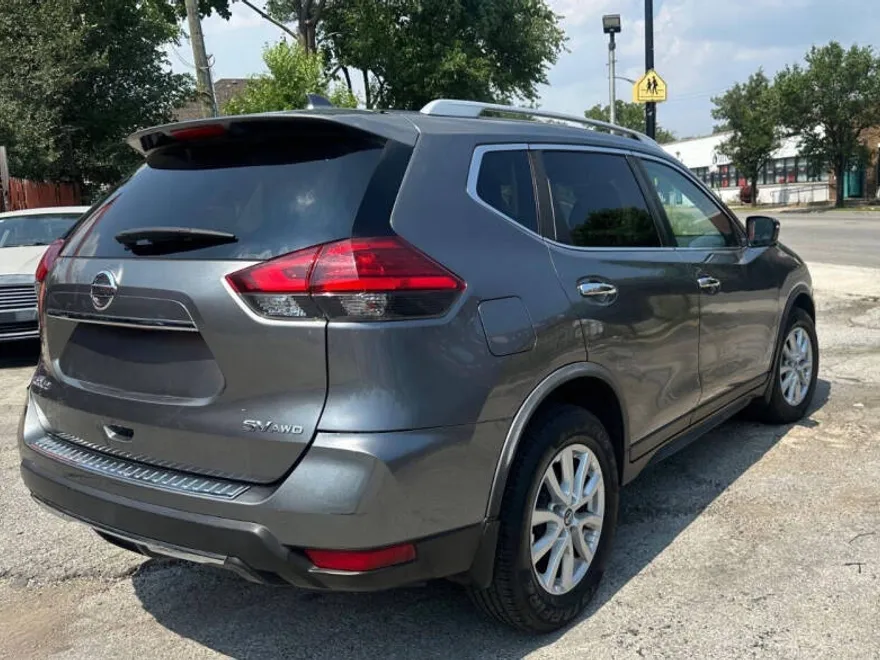 2017 Nissan Rogue SV photo 1