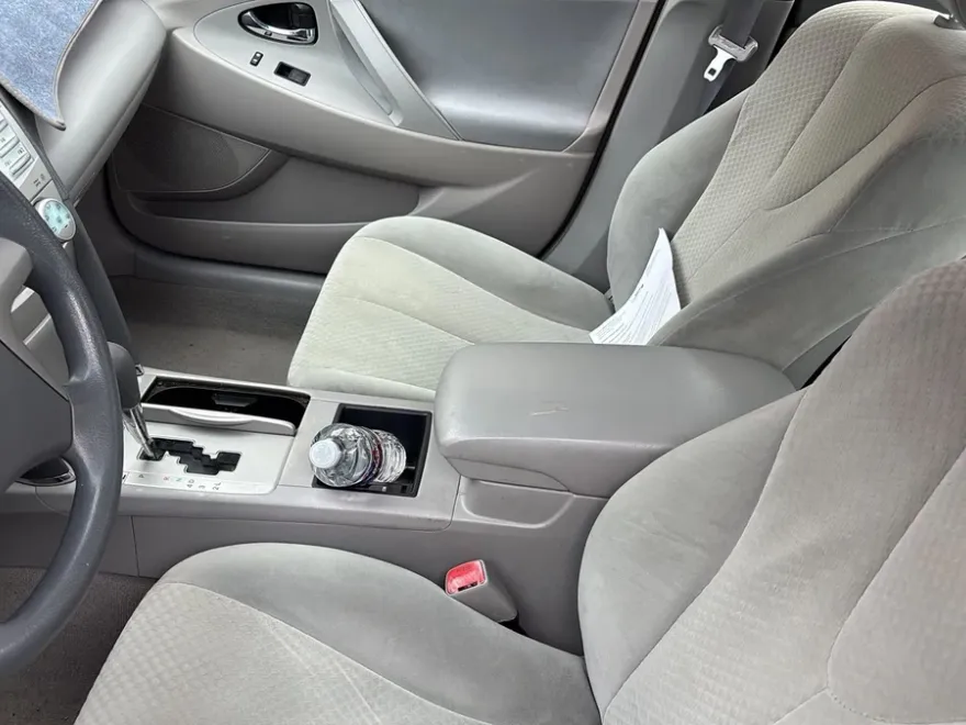 2009 Toyota Camry LE photo 1