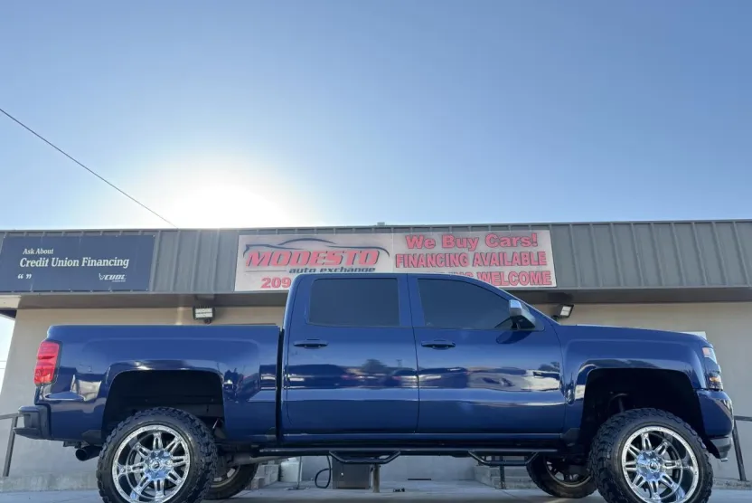2016 Chevrolet Silverado LT photo 1