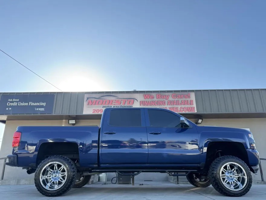 2016 Chevrolet Silverado LT photo 1