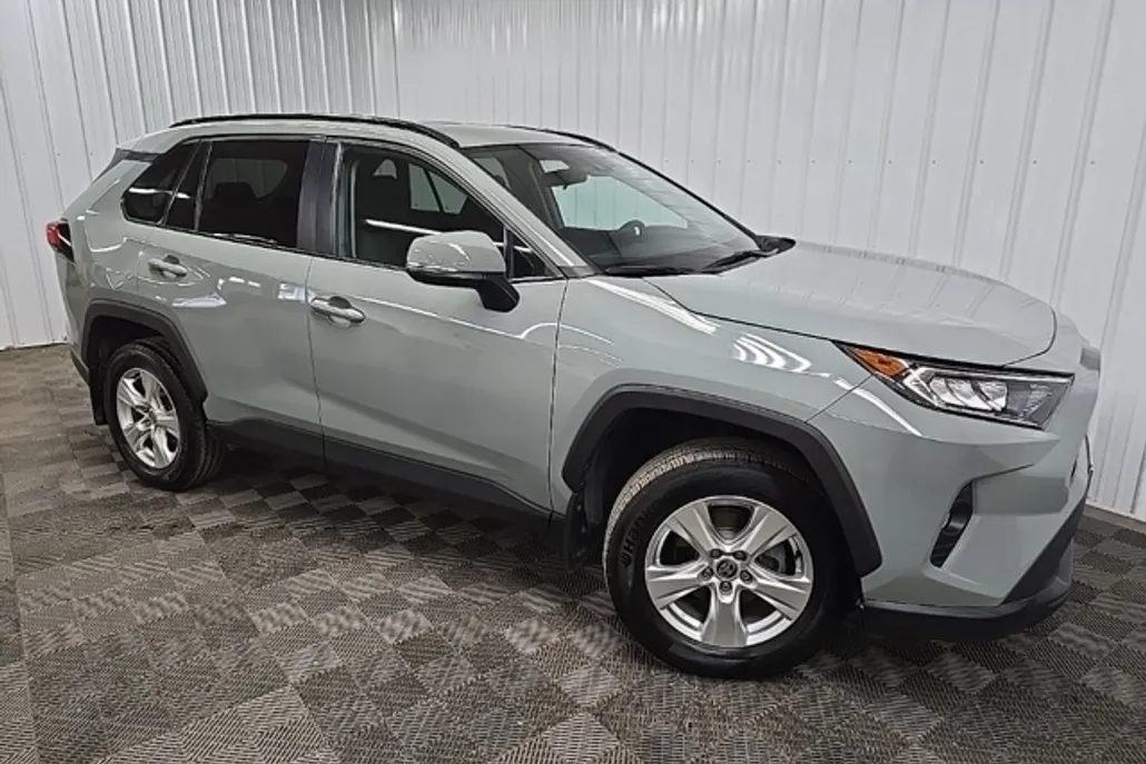 2021 Toyota RAV4 XLE photo 1