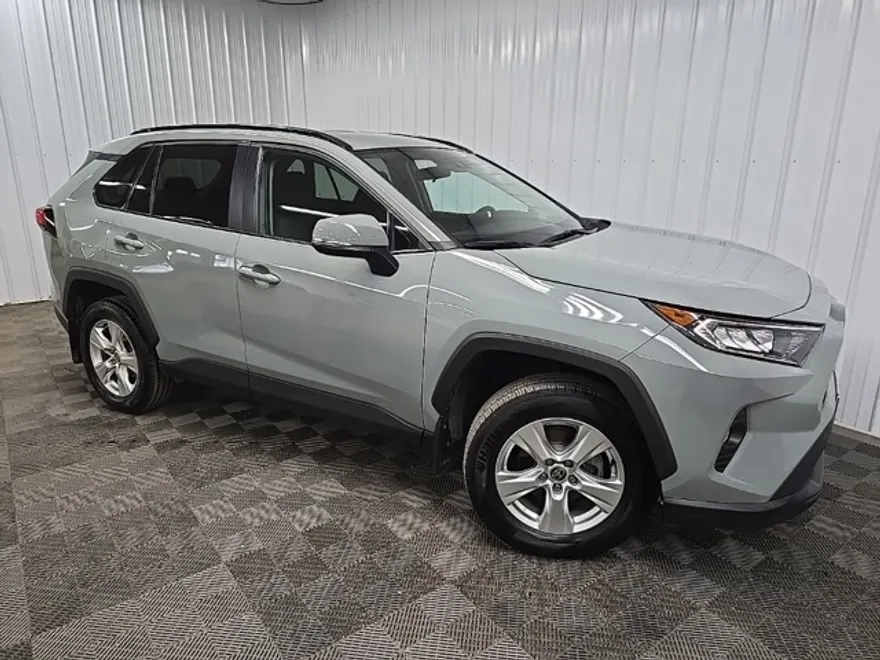 2021 Toyota RAV4 XLE photo 1