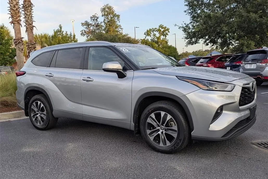 2023 Toyota Highlander XLE photo 1