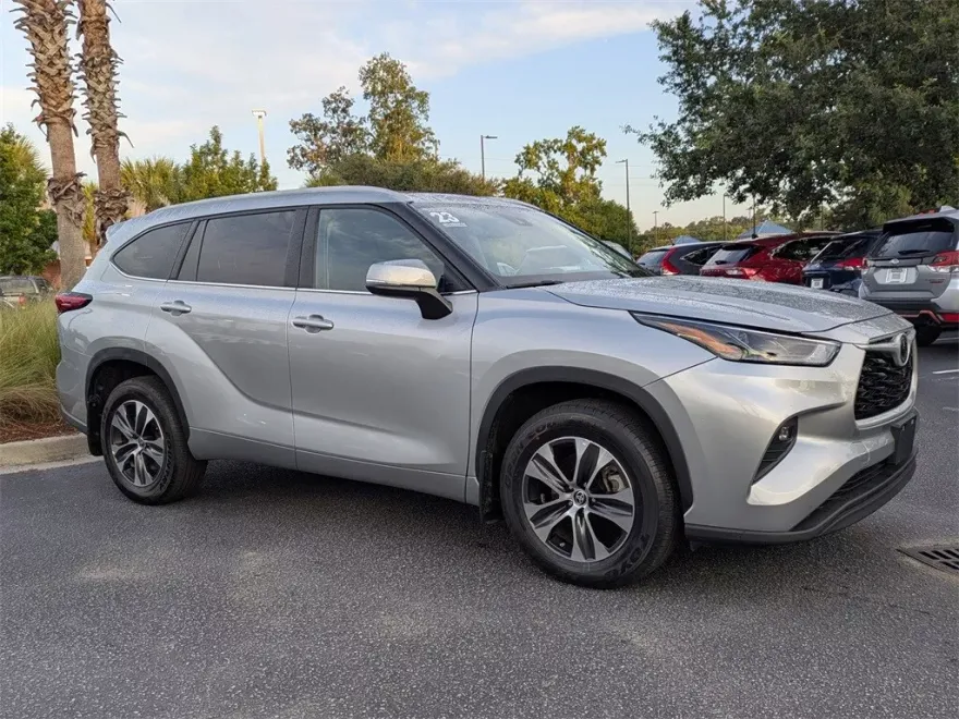 2023 Toyota Highlander XLE photo 1