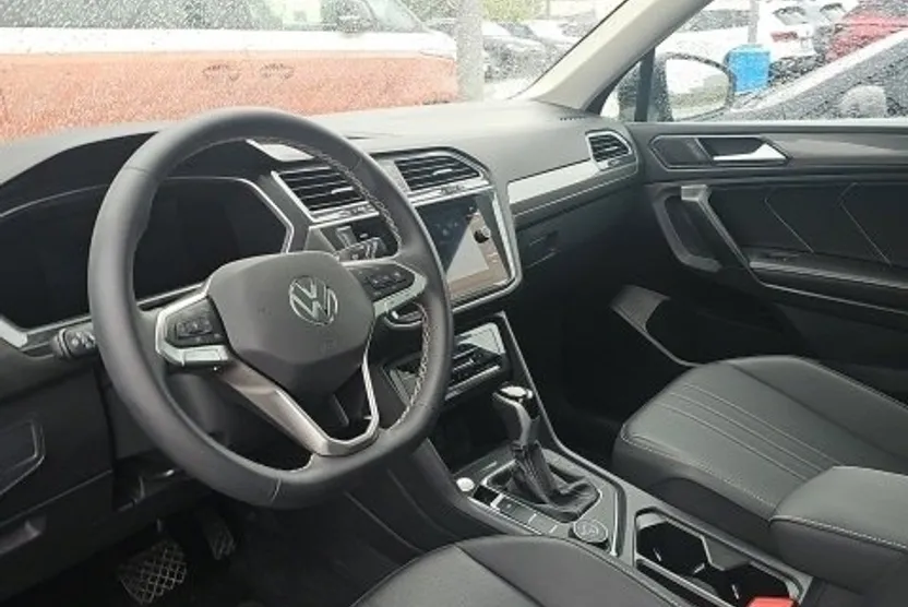 2023 Volkswagen Tiguan SE photo 1