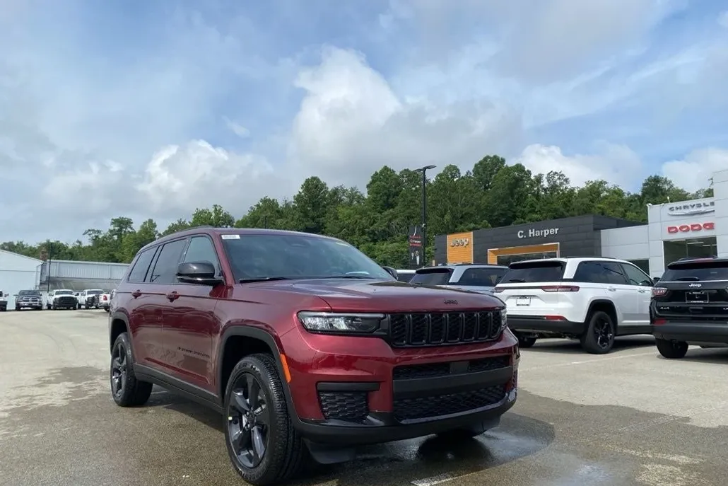 2025 Jeep Grand Cherokee Altitude photo 1