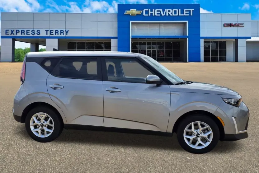 2024 Kia Soul LX photo 1