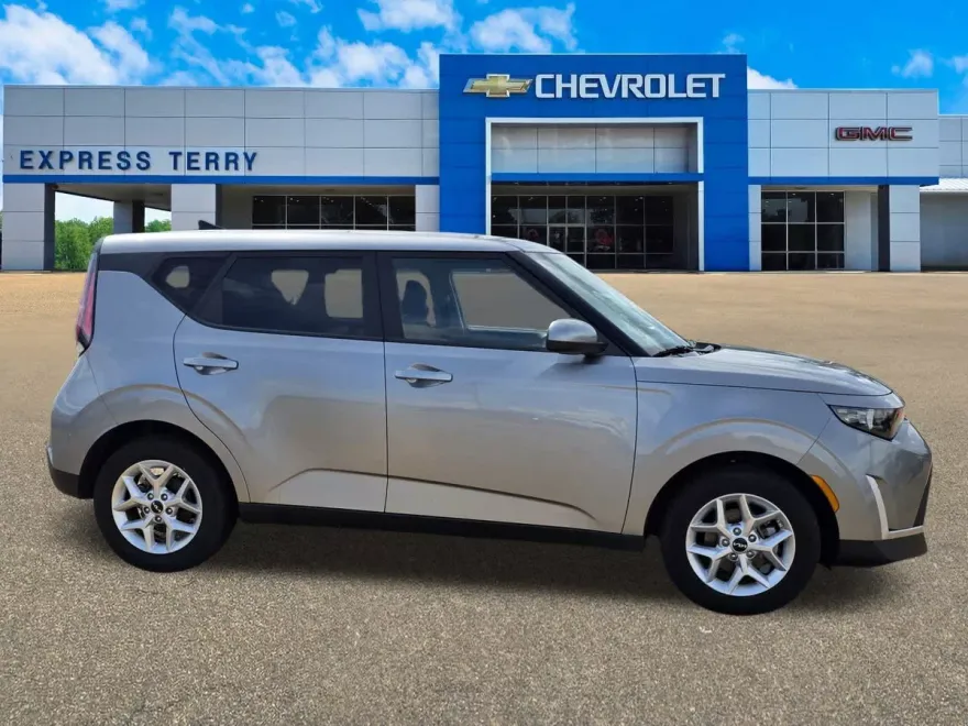 2024 Kia Soul LX photo 1